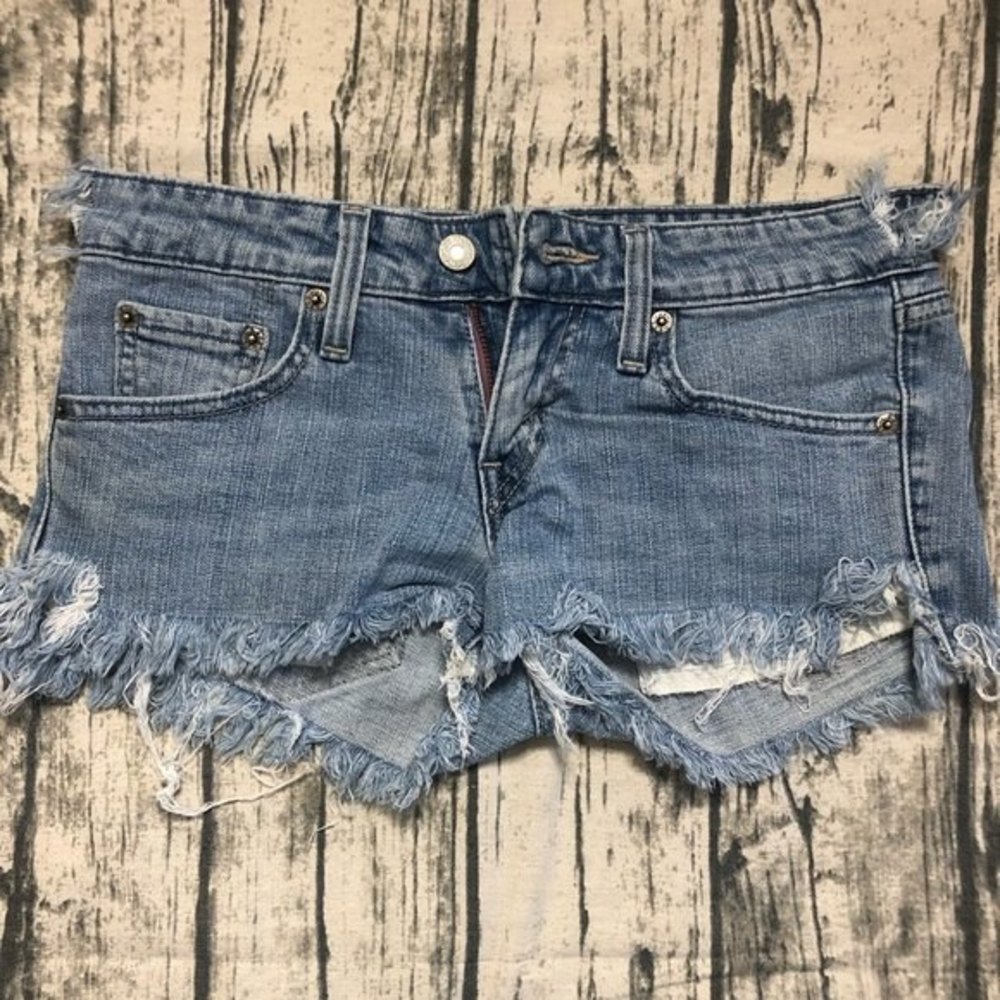 Levi Superlow Skinny Leg 524 Frayed Shorts Size 1